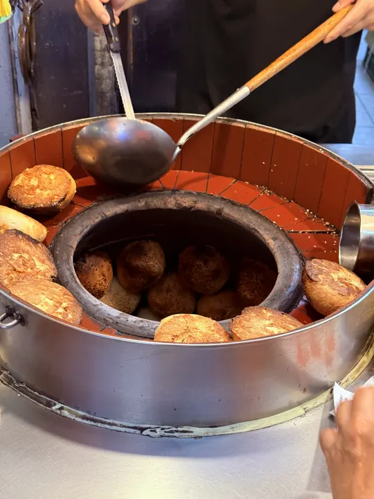 台北 · 士林夜市周辺 · 焼き台と調理する手 · 2024-10-22