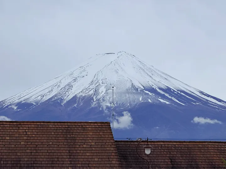 日本·河口湖 · 屋顶上方的富士山 · 2026-04-24