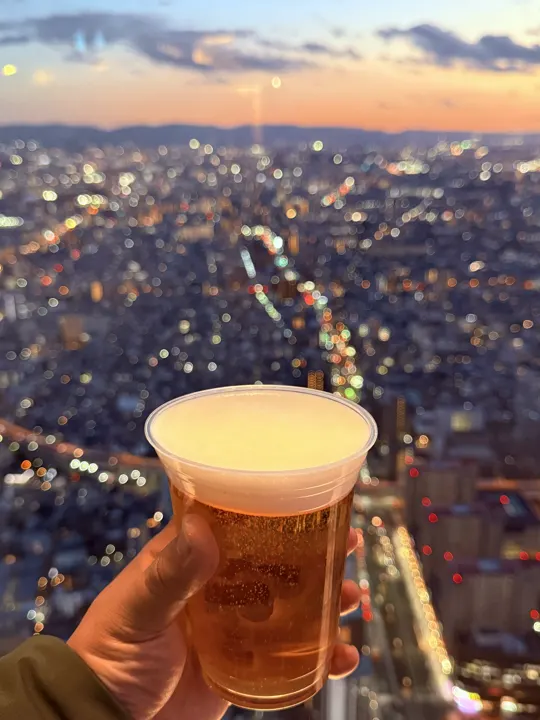 日本·大阪 · 举杯与城区夕景 · 2024-12-12