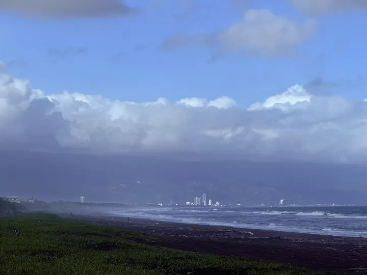 宜蘭 · 壮囲・永鎮海岸 · 雲と黒い砂浜 · 2024-10-21