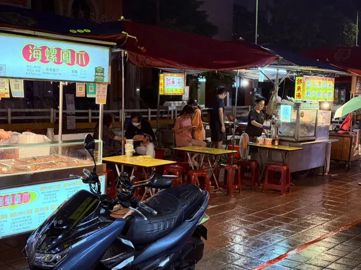 台北 · 寧夏夜市 · 雨上がりの屋台 · 2024-10-19